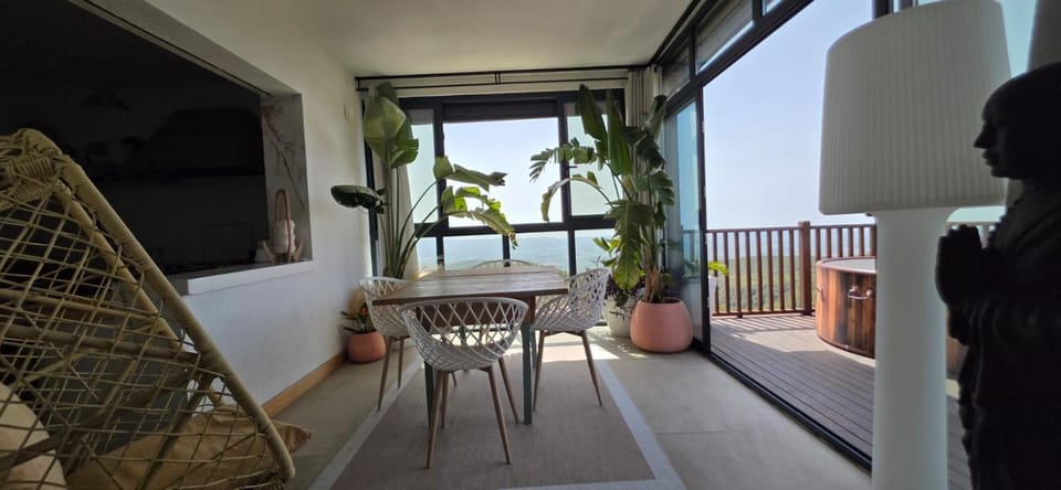 Natural landscape, Balcony/Terrace, Seating area, Dining area, Sea view