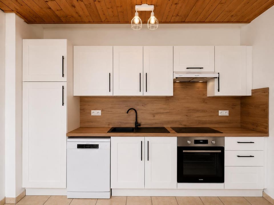 Coffee/tea facilities, dishwasher, microwave, oven, toaster, kitchen