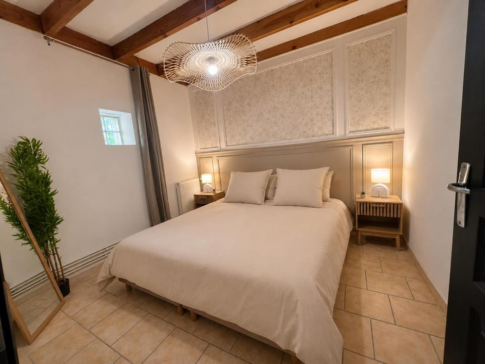 Bed, Photo of the whole room, Bedroom