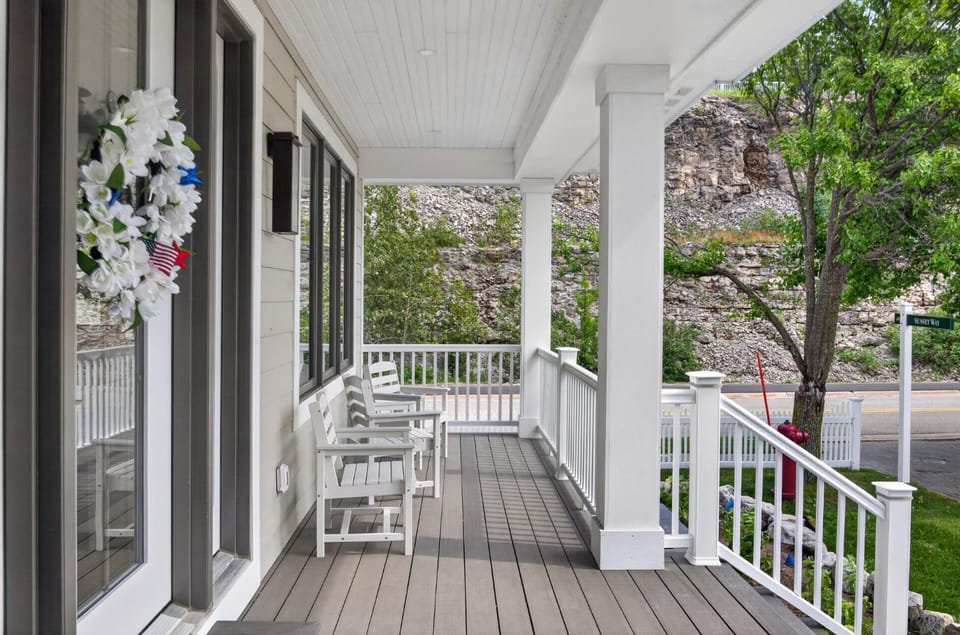 7BR Bay Harbor retreat with waterfront access, pool, hot tub & fireplace House in Bay Harbor