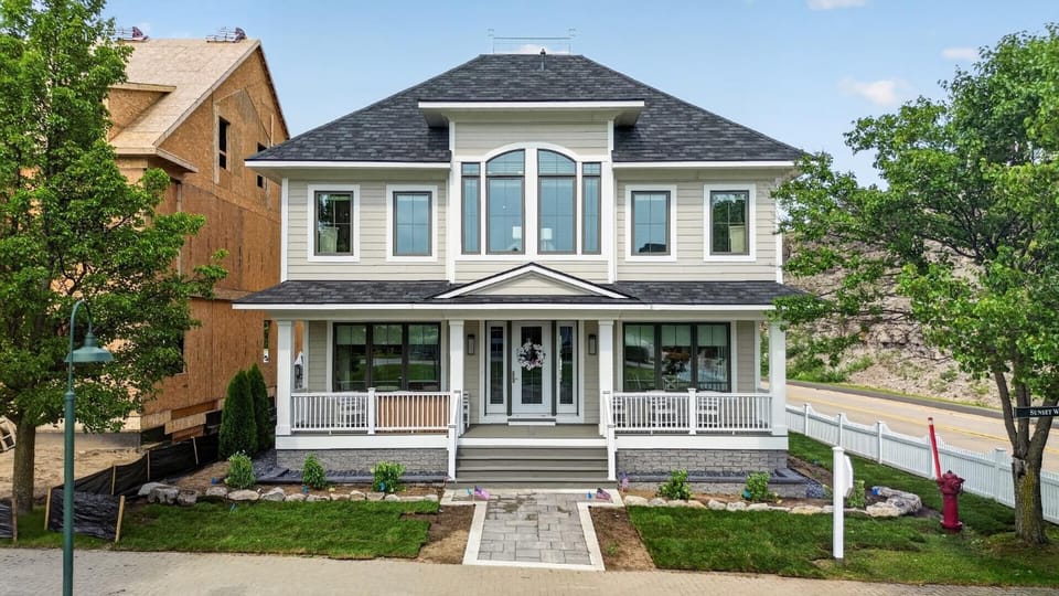 7BR Bay Harbor retreat with waterfront access, pool, hot tub & fireplace House in Bay Harbor