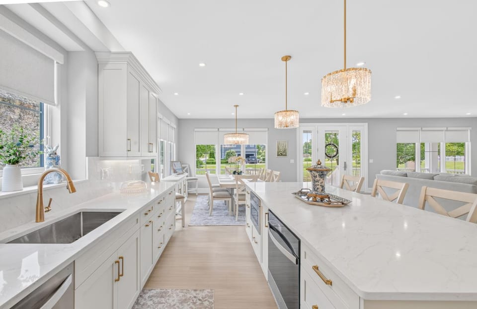 7BR Bay Harbor retreat with waterfront access, pool, hot tub & fireplace House in Bay Harbor
