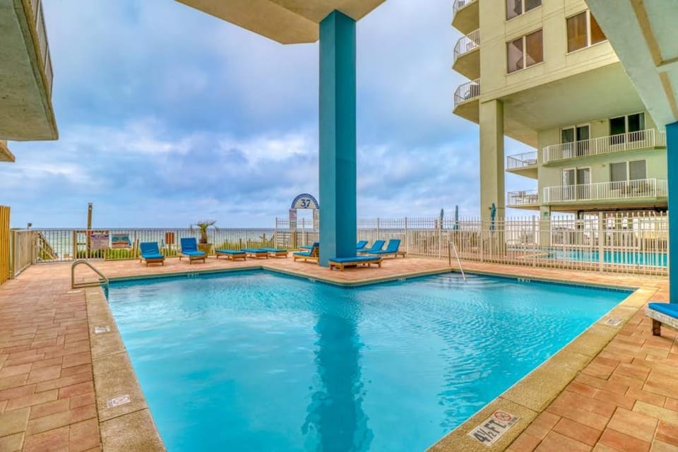 Gulf-front condo with an incredible view off the balcony House in Long Beach