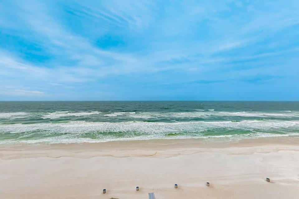 Gulf-front condo with an incredible view off the balcony House in Long Beach