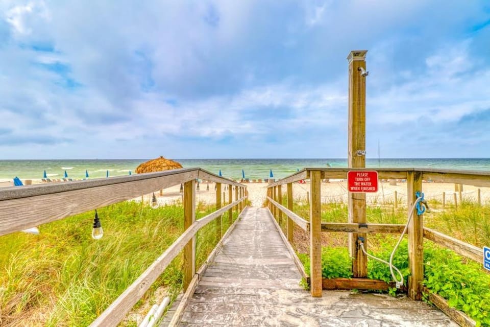 Gulf-front condo with an incredible view off the balcony House in Long Beach