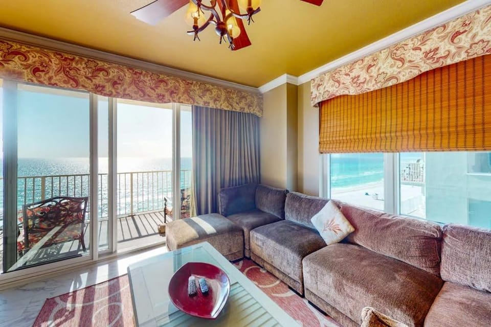 Beachfront 6th-floor condo with Gulf views balcony outdoor pool & beach access House in Long Beach