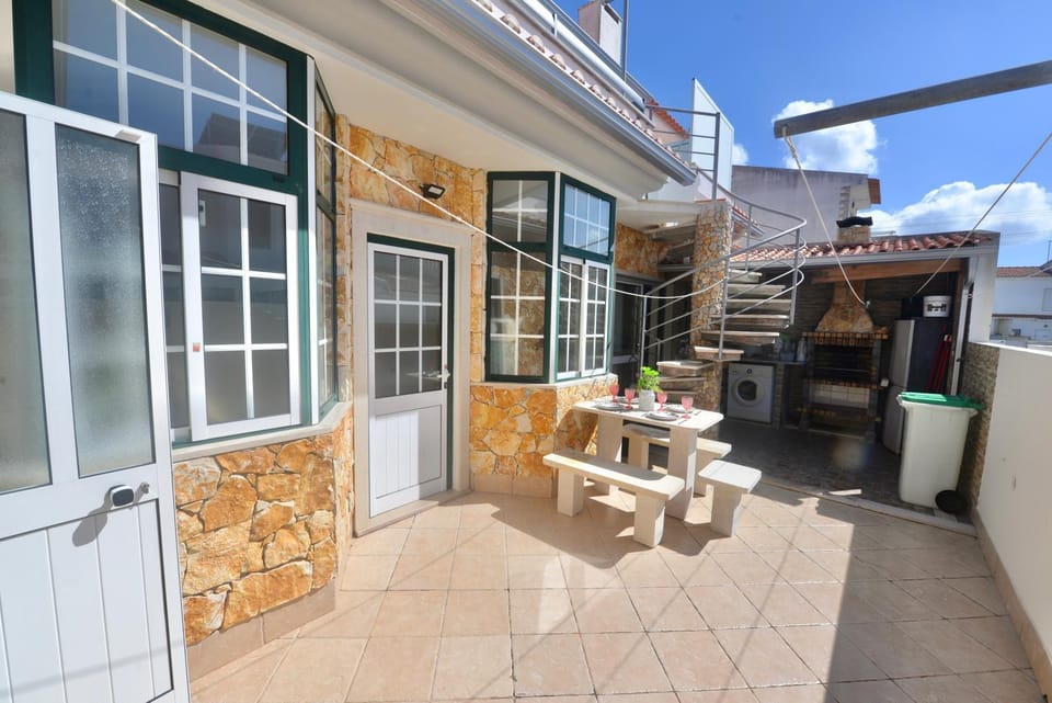 Peaceful Patio & BBQ House-Nazare House in Nazaré