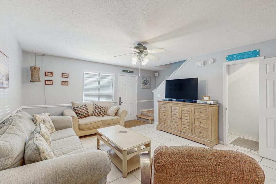 Beachy townhouse with 11 pools golf fast WiFi & private WD House in Panama City Beach