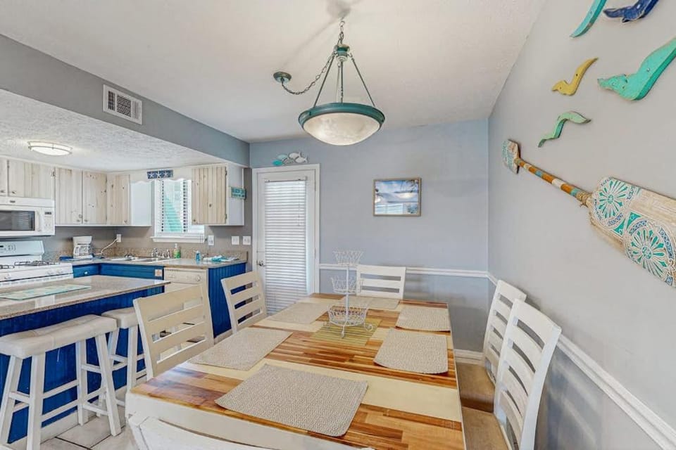 Beachy townhouse with 11 pools golf fast WiFi & private WD House in Panama City Beach