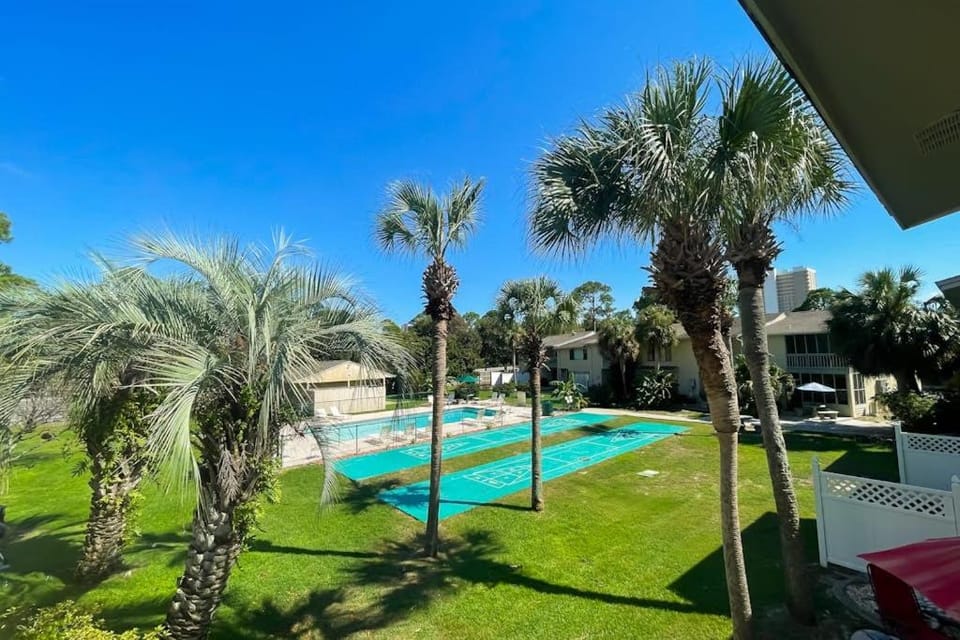 Dog-friendly townhome with beach access pool tennis gym WD & central AC House in Long Beach
