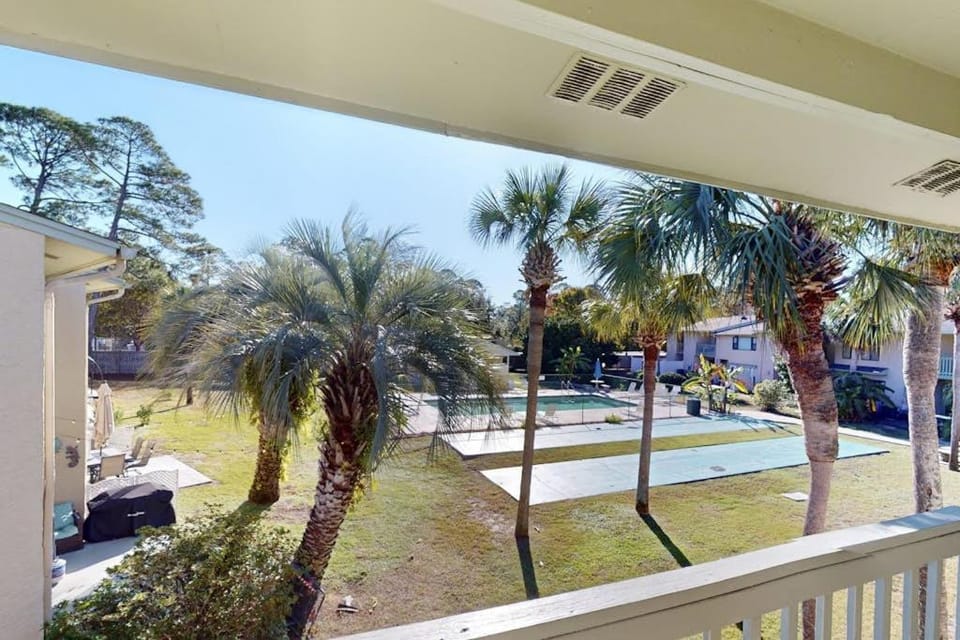 Dog-friendly townhome with beach access pool tennis gym WD & central AC House in Long Beach