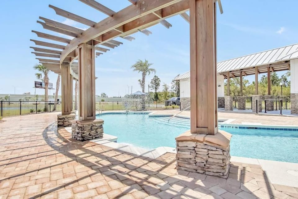 Spacious townhouse with shared pool high-speed WiFi washer&dryer central AC House in Upper Grand Lagoon