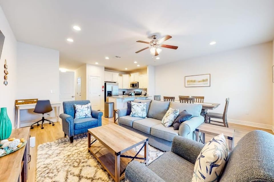 Spacious townhouse with shared pool high-speed WiFi washer&dryer central AC House in Upper Grand Lagoon