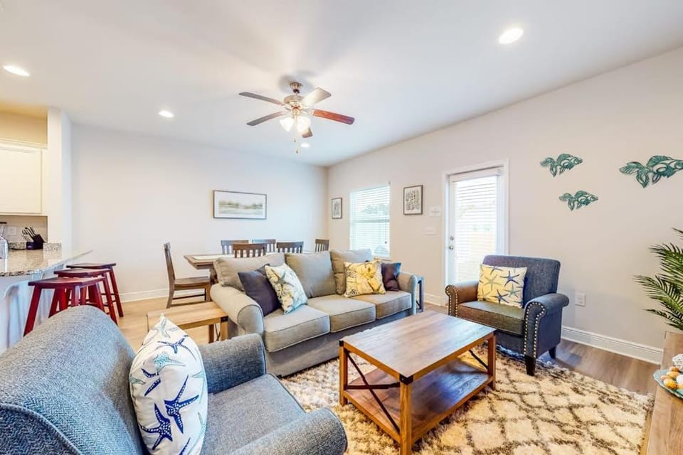Spacious townhouse with shared pool high-speed WiFi washer&dryer central AC House in Upper Grand Lagoon