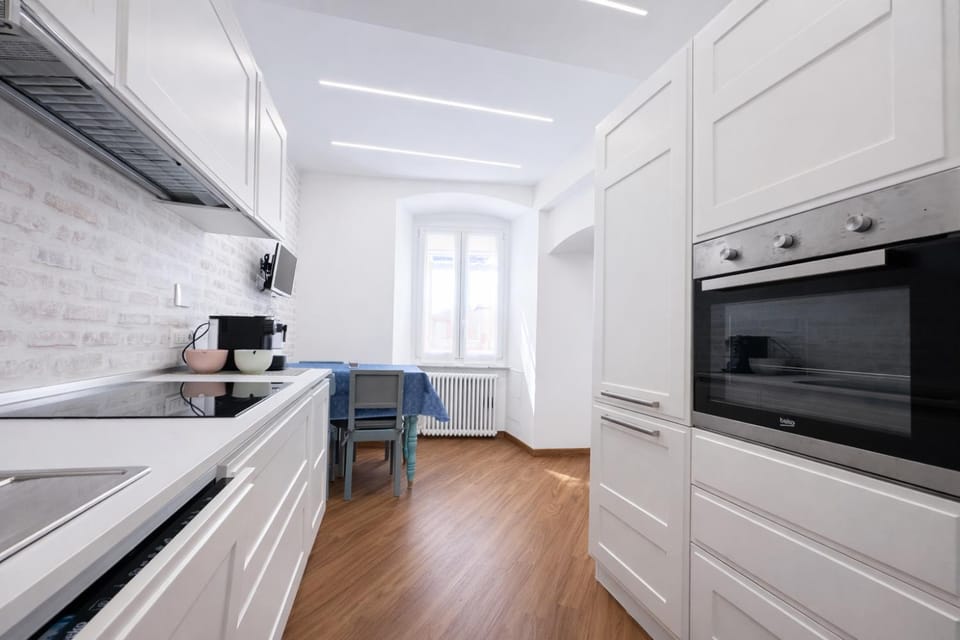 Kitchen or kitchenette, Dining area, dishwasher, minibar, oven, stove