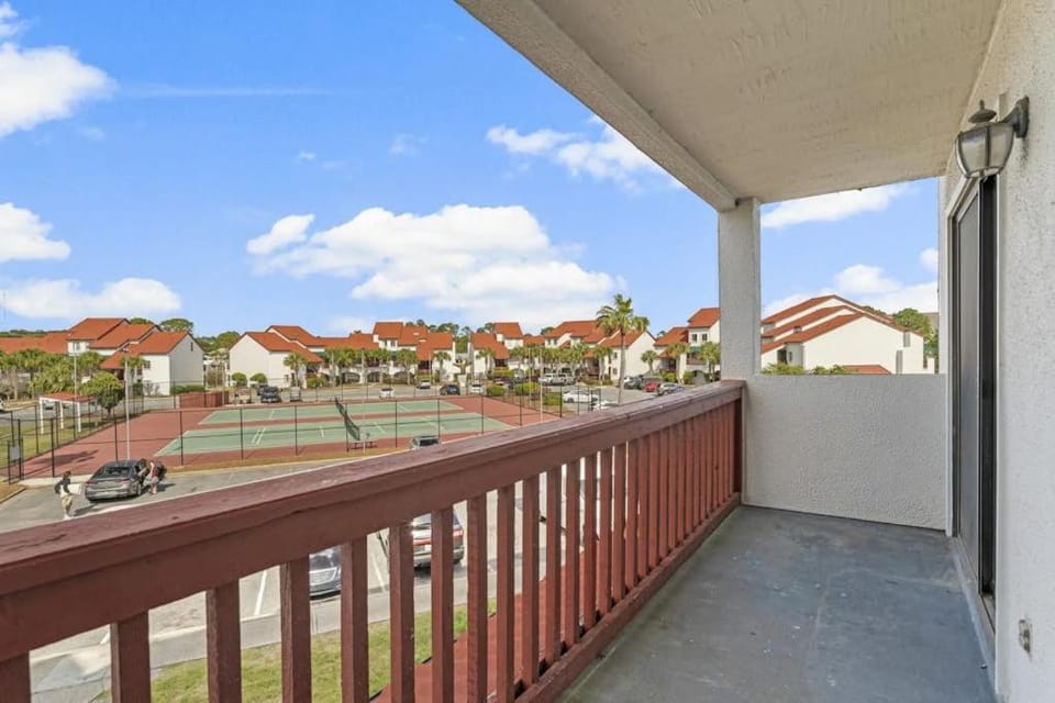 Condo near the water with pool tennis balcony grill washer&dryer AC House in Lower Grand Lagoon