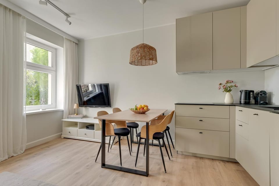 TV and multimedia, Kitchen or kitchenette, Living room, Seating area, Dining area, stove