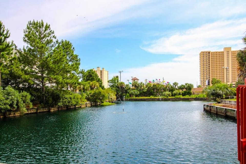 Lovely condo with pool sauna & dock - across the street from beach Apartment in Lower Grand Lagoon