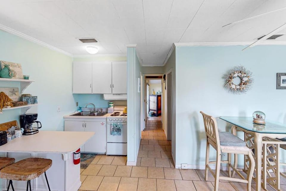 Classic dog-friendly bungalow with fenced yard washer&dryer full kitchen AC House in Laguna Beach