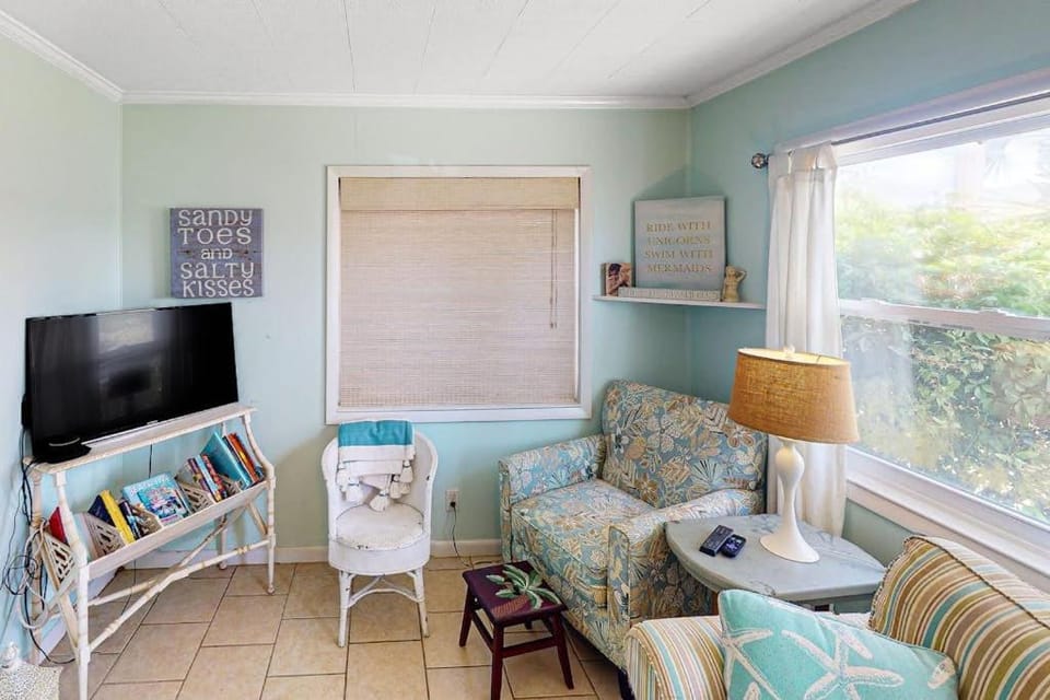 Classic dog-friendly bungalow with fenced yard washer&dryer full kitchen AC House in Laguna Beach