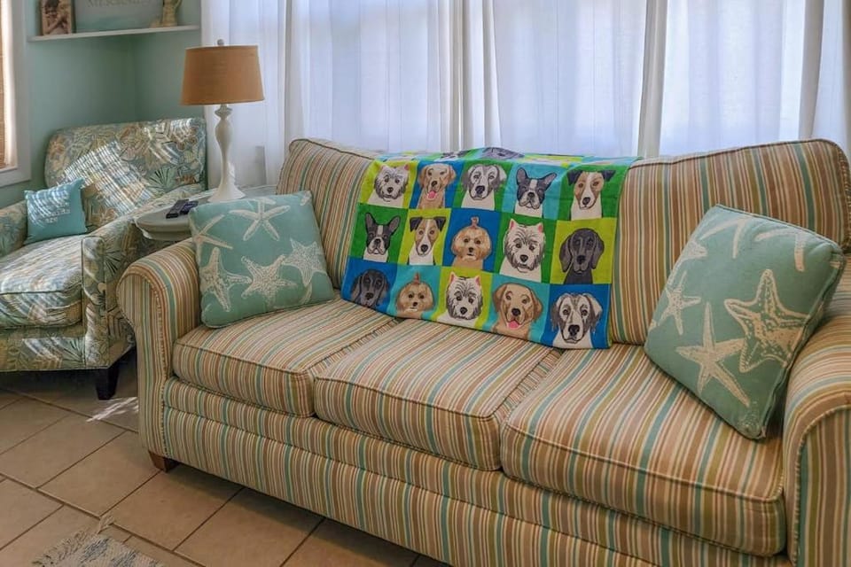 Classic dog-friendly bungalow with fenced yard washer&dryer full kitchen AC House in Laguna Beach