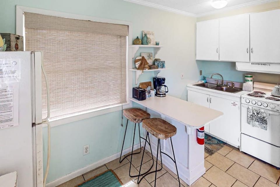 Classic dog-friendly bungalow with fenced yard washer&dryer full kitchen AC House in Laguna Beach