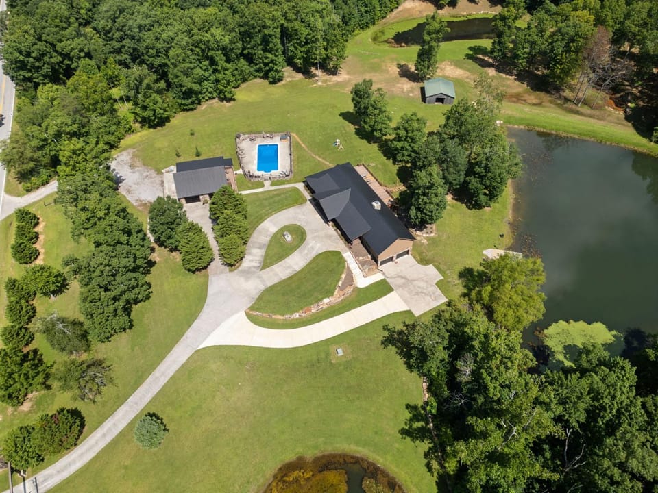 The Lodge at Cloudland with a private pool House in Georgia