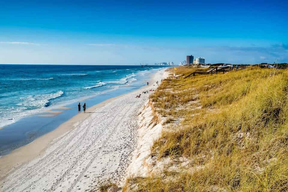 Beautiful condo located on the beach - close to attractions pool & Hot tub Apartment in Panama City Beach
