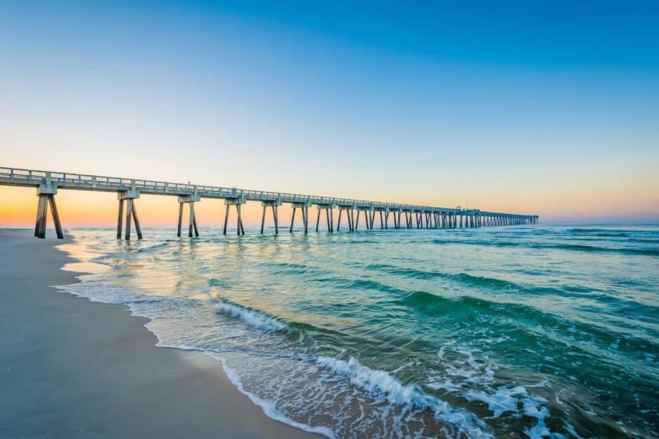 Beautiful condo located on the beach - close to attractions pool & Hot tub Apartment in Panama City Beach