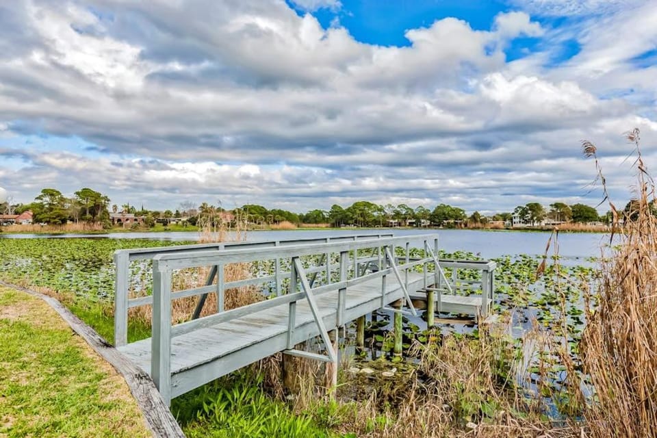 Beautiful condo located on the beach - close to attractions pool & Hot tub Apartment in Panama City Beach