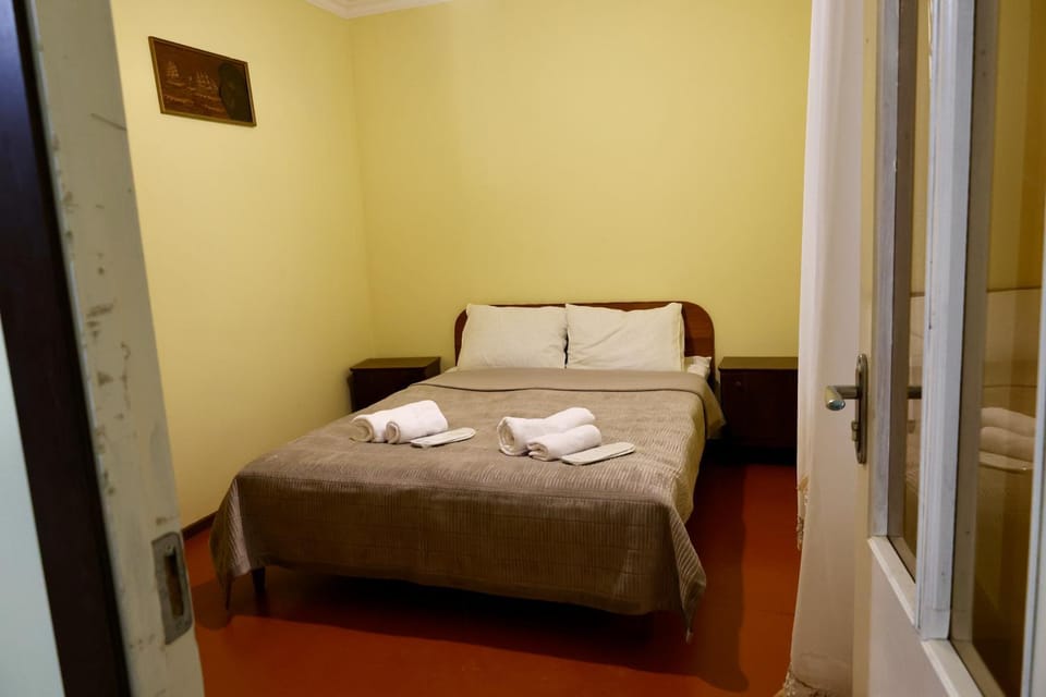 Bed, Bedroom, towels