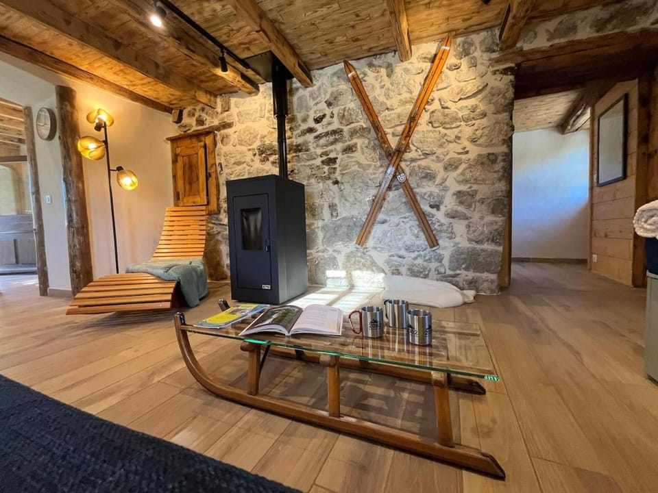 Le Refuge des Roches 1908 Le charme d'autrefois Chalet in Auvergne-Rhône-Alpes