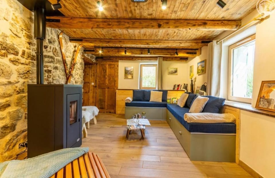 Le Refuge des Roches 1908 Le charme d'autrefois Chalet in Auvergne-Rhône-Alpes