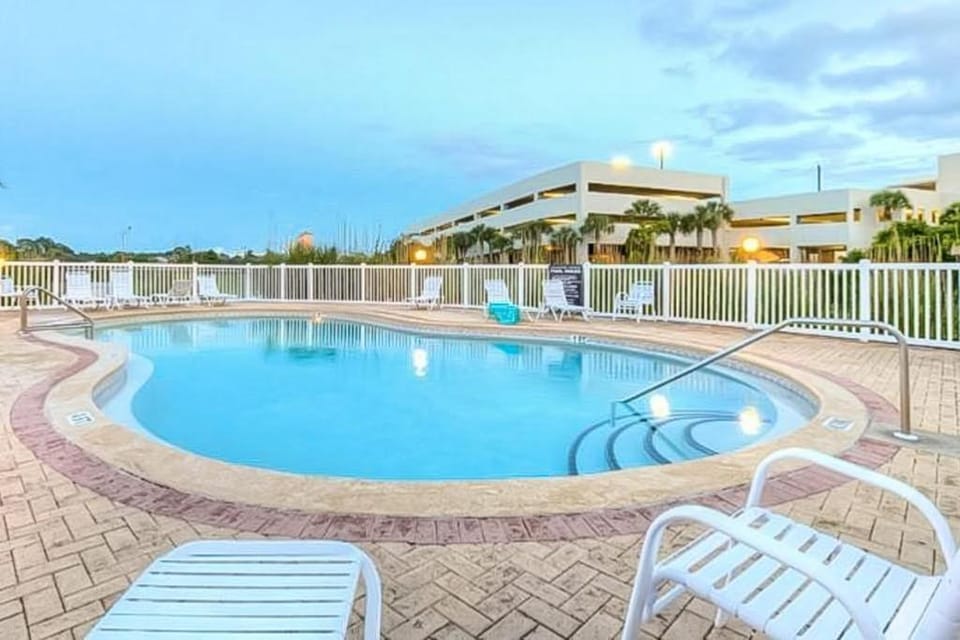 Lakefront townhome near great attractions with beach access pool & amazing view House in Panama City Beach