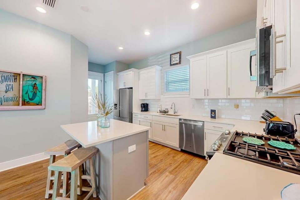 Dog-friendly home on Signal Hill Golf Course with balcony - close to the beach House in Upper Grand Lagoon
