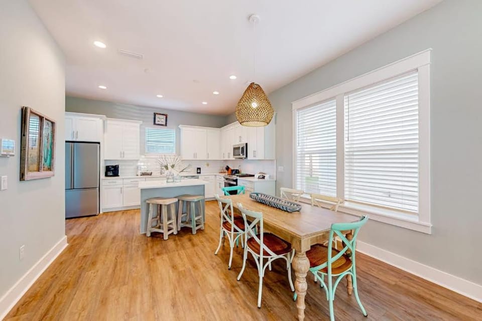 Dog-friendly home on Signal Hill Golf Course with balcony - close to the beach House in Upper Grand Lagoon