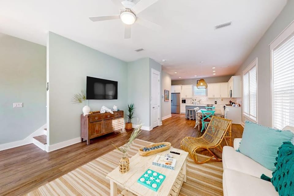 Dog-friendly home on Signal Hill Golf Course with balcony - close to the beach House in Upper Grand Lagoon