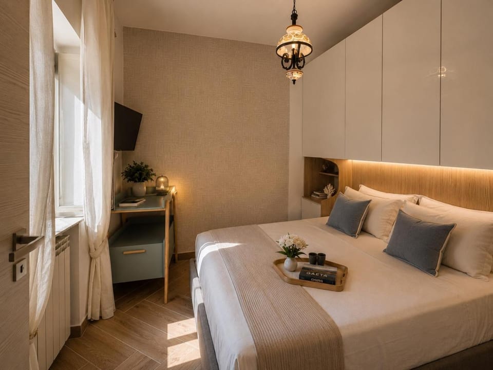 Bed, TV and multimedia, Bedroom