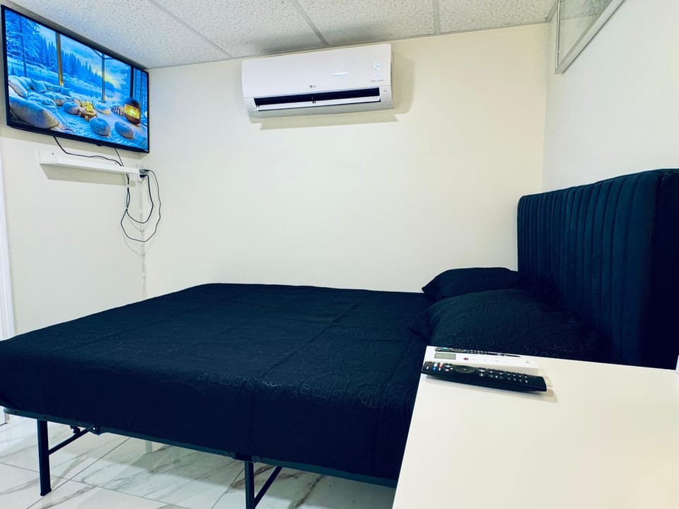 Bed, TV and multimedia, Bedroom, air conditioner