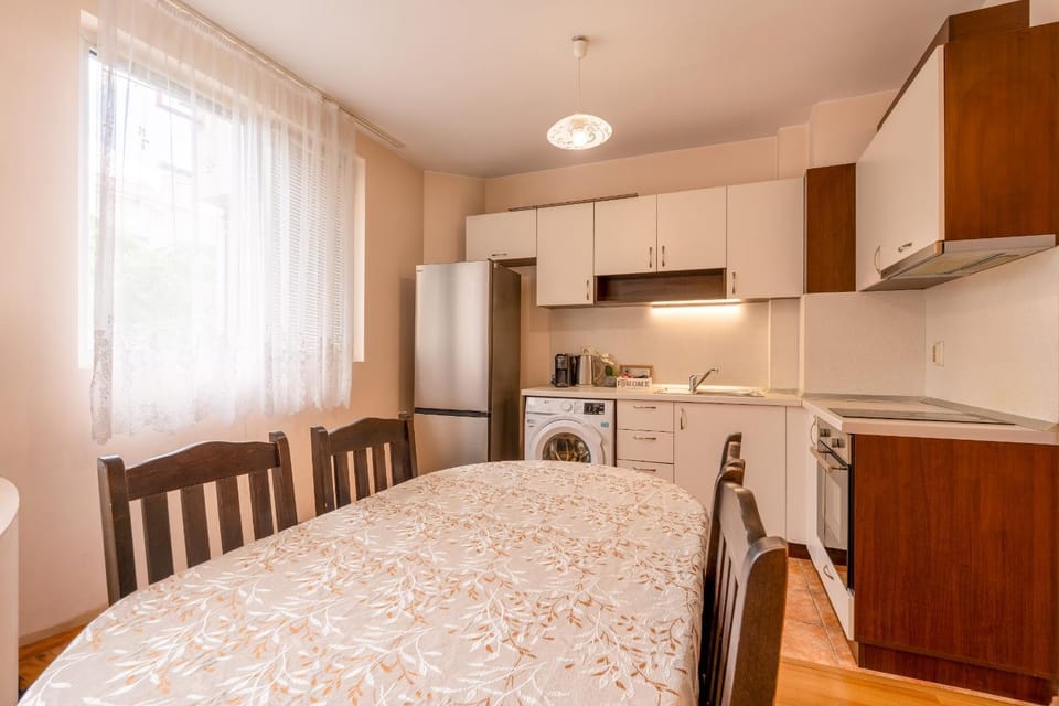 Coffee/tea facilities, Kitchen or kitchenette, Dining area, oven, stove, washing machine