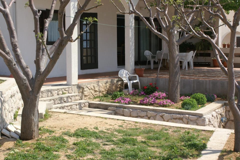 Location, children, Family