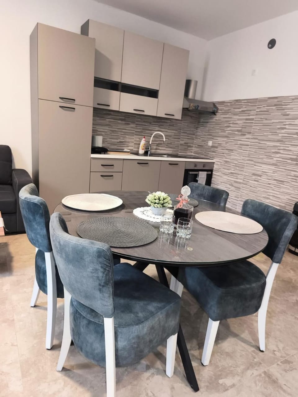 Kitchen or kitchenette, Dining area, stove