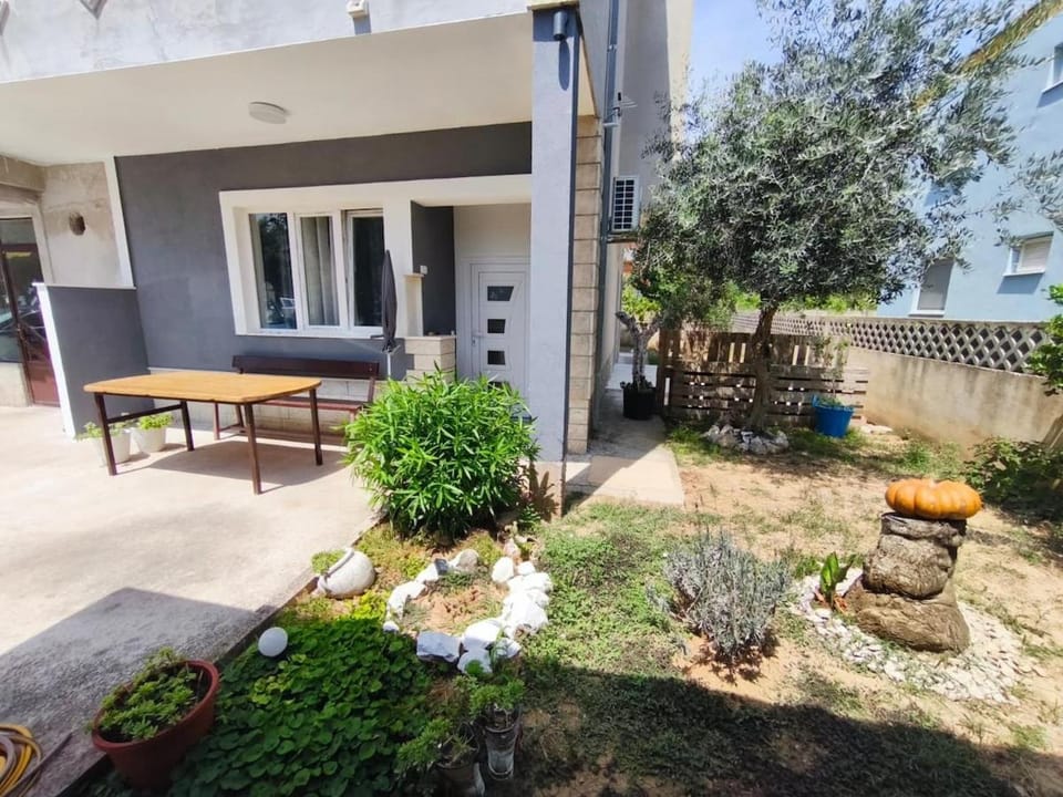 Facade/entrance, Garden, Balcony/Terrace, Garden view