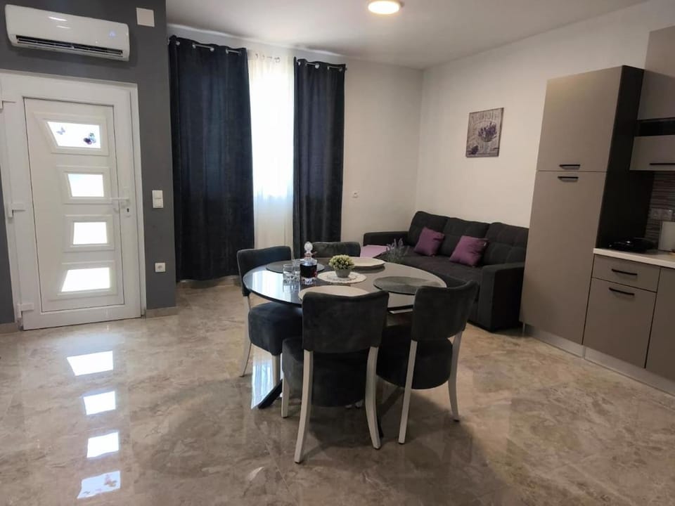 Kitchen or kitchenette, Living room, air conditioner