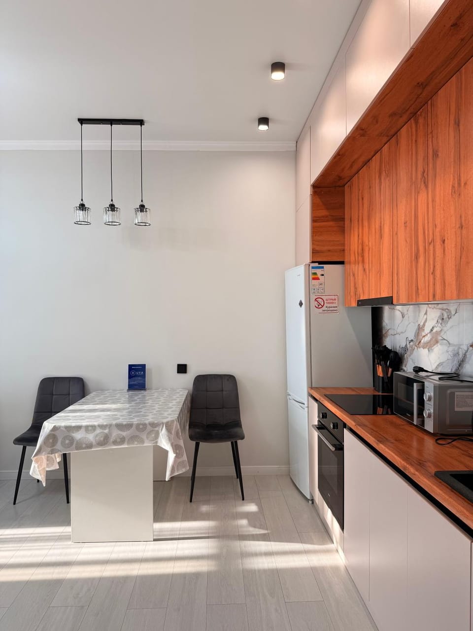 Kitchen or kitchenette, Living room, Seating area, Dining area, stove