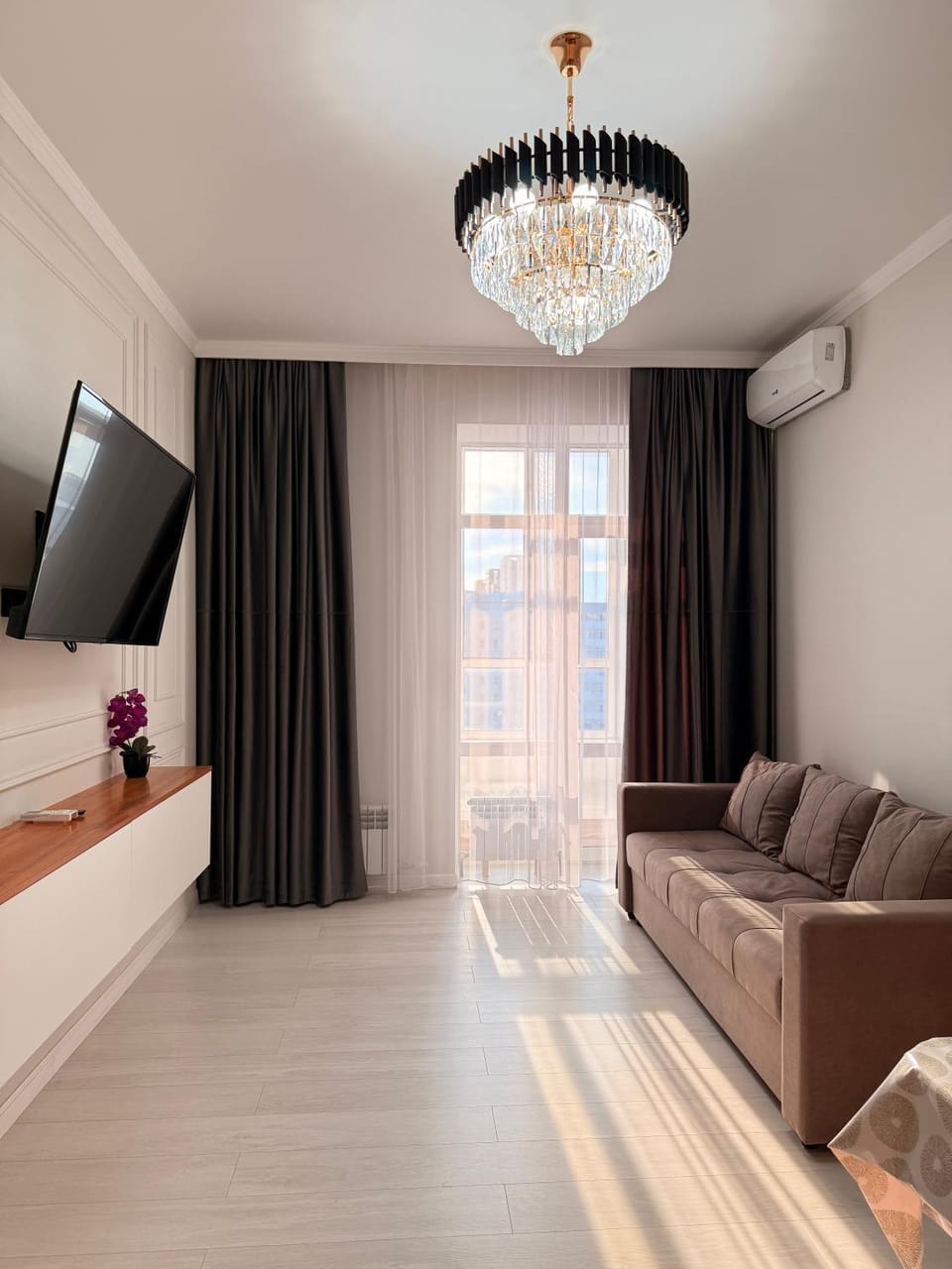 Property building, Communal lounge/ TV room, Facade/entrance, TV and multimedia, Living room, Seating area, Location, hair dryier, microwave, towels