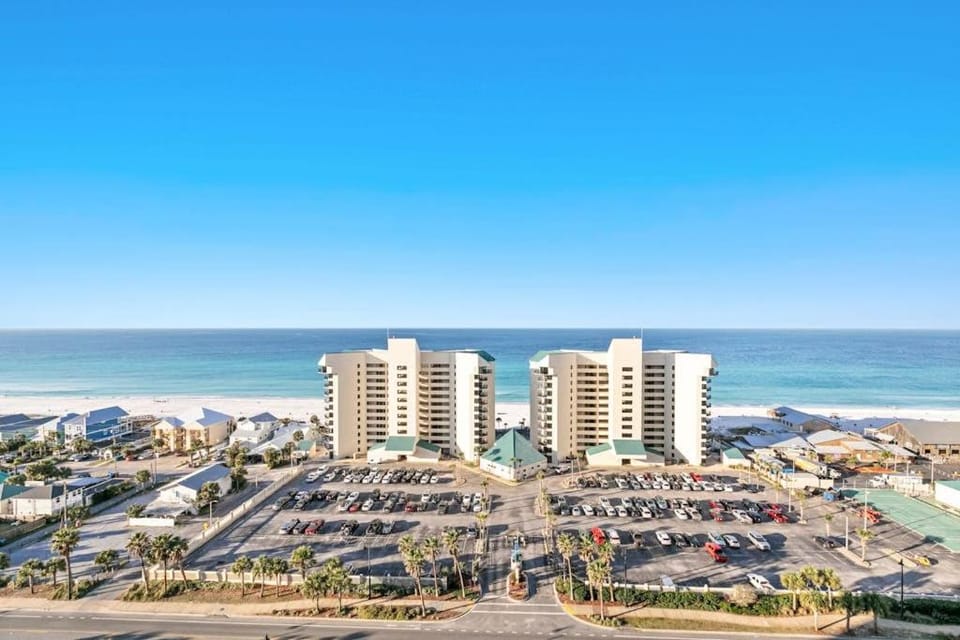 14th floor condo with pool & hot tub access ocean view WiFi WD & central AC House in Panama City Beach