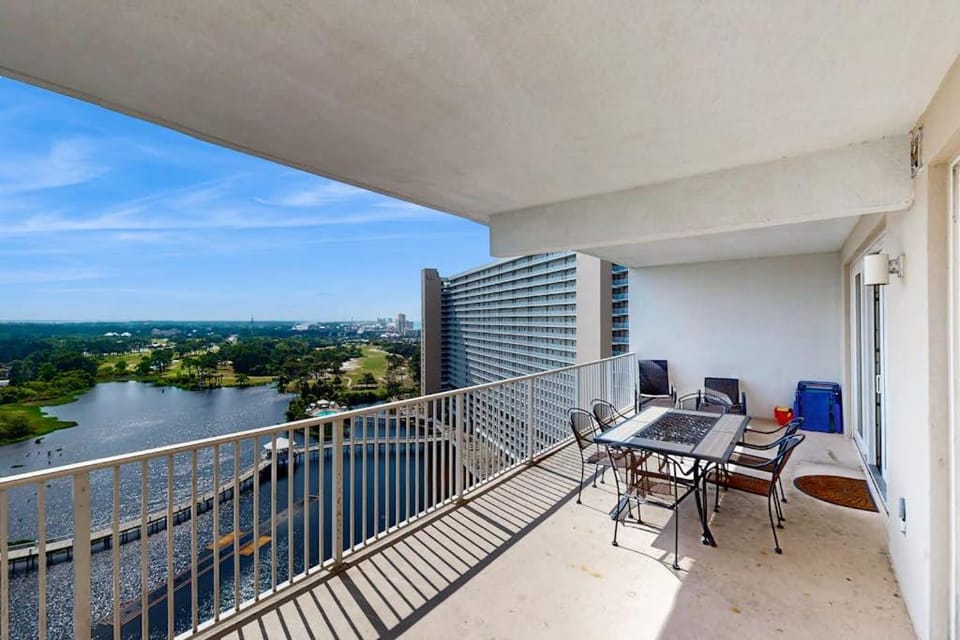Waterfront condo with lake views pools putting green & shopping House in Panama City Beach