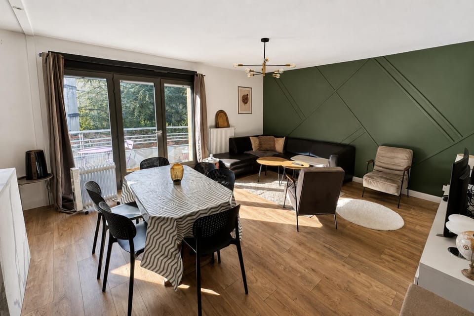 TV and multimedia, Living room, Seating area, Dining area
