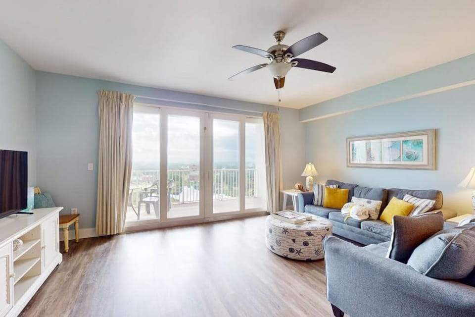 Beach condo with WiFi amazing views hot tub and pools House in Panama City Beach
